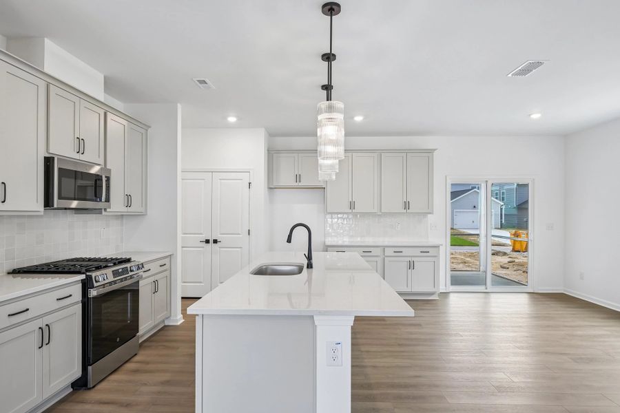 Representative images and renderings are for illustrative purposes. Actual structural options and design finishes of home may vary.