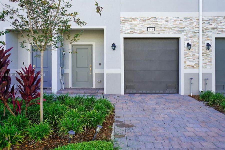Exterior details and patio area of a home in , Pompano Beach (Image 19).
