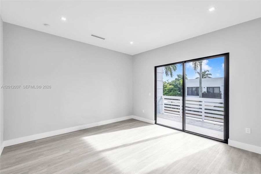 Spacious, unfurnished interior of a new home in , Fort Lauderdale (Image 22).