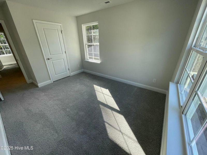 Spacious, unfurnished interior of a new home in Mill Creek Cove, Bolivia (Image 20).