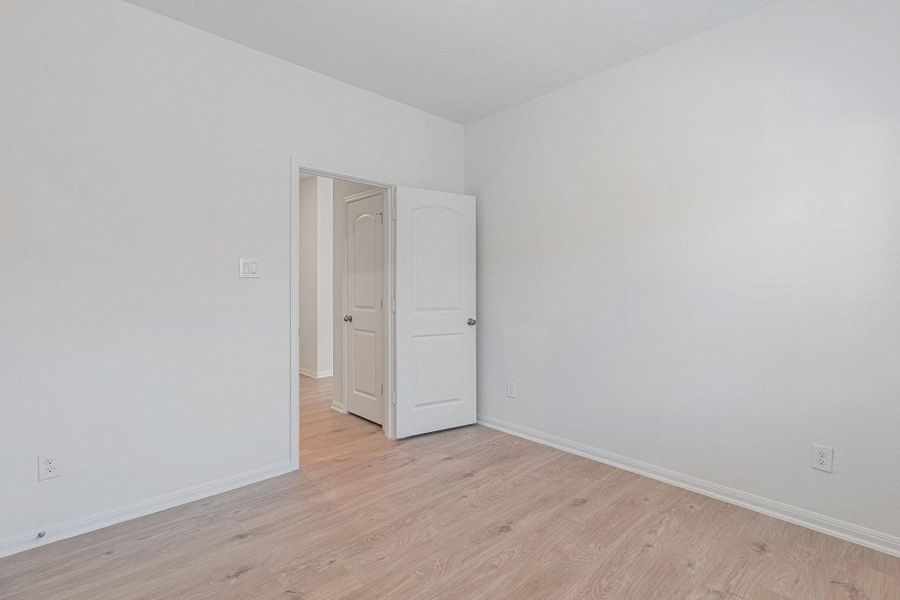 Spacious, unfurnished interior of a new home in Columbia Lakes, West Columbia (Image 24).