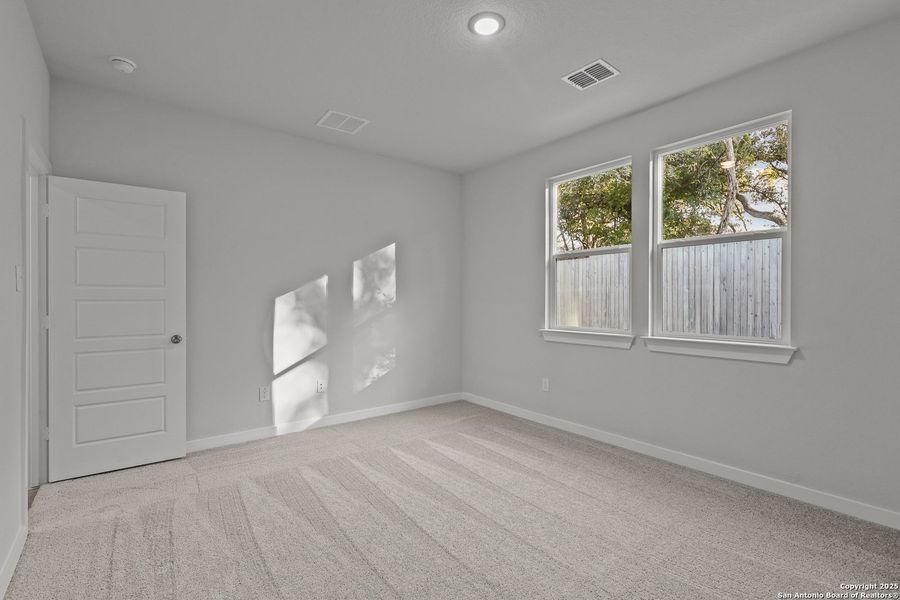 Spacious, unfurnished interior of a new home in Rosemont Hill, San Antonio (Image 16).