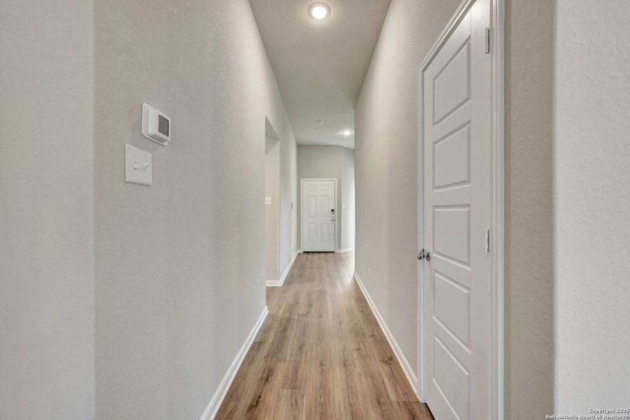 Spacious, unfurnished interior of a new home in Jordan's Ranch, San Antonio (Image 15). Spacious, unfurnished interior of a new home in Jordan's Ranch, San Antonio (Image 15).