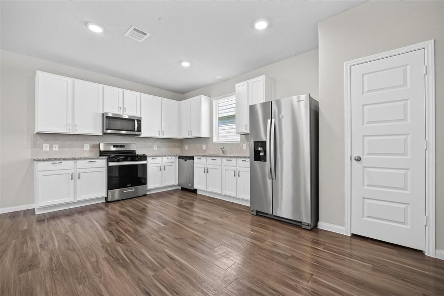 Furnished interior view inside a new home in River's Edge, Conroe (Image 7). Furnished interior view inside a new home in River's Edge, Conroe (Image 7).