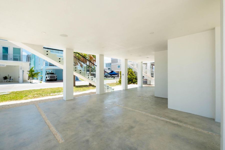 Spacious, unfurnished interior of a new home in , Key Largo (Image 19).