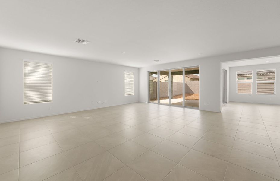 Spacious, unfurnished interior of a new home in Allen Ranches, Litchfield Park (Image 27).