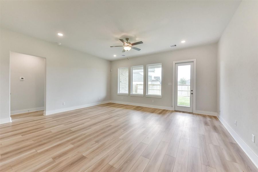 Spacious, unfurnished interior of a new home in Sierra Vista, Rosharon (Image 16).
