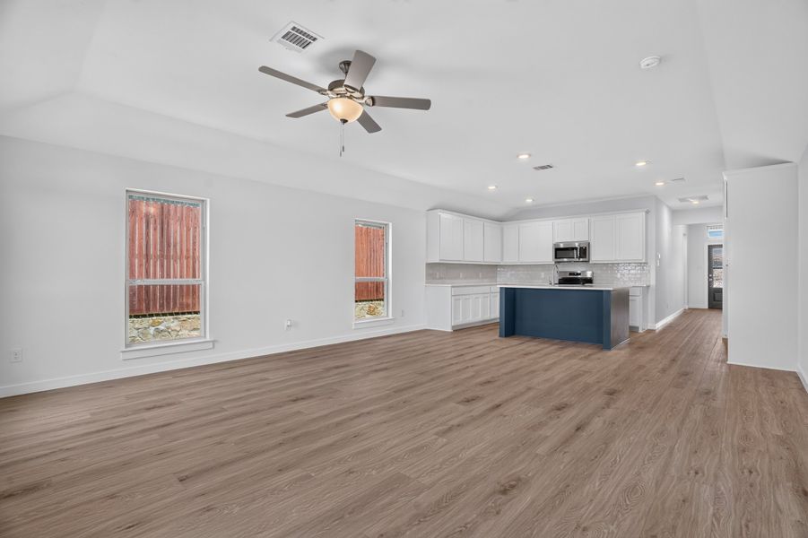 Spacious, unfurnished interior of a new home in Trail Creek, Cleburne (Image 36).