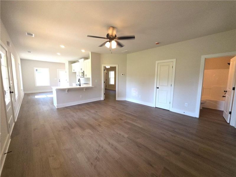 Spacious, unfurnished interior of a new home in , Dallas (Image 14).