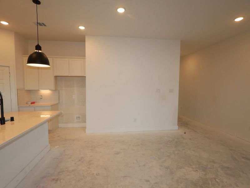 Spacious, unfurnished interior of a new home in Lago Mar, Santa Fe (Image 10).