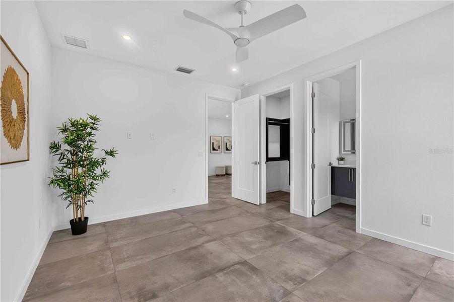 Spacious, unfurnished interior of a new home in , Sarasota (Image 22).