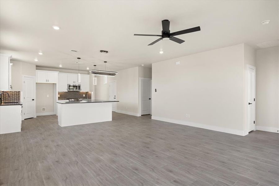 Spacious, unfurnished interior of a new home in , Granbury (Image 19).
