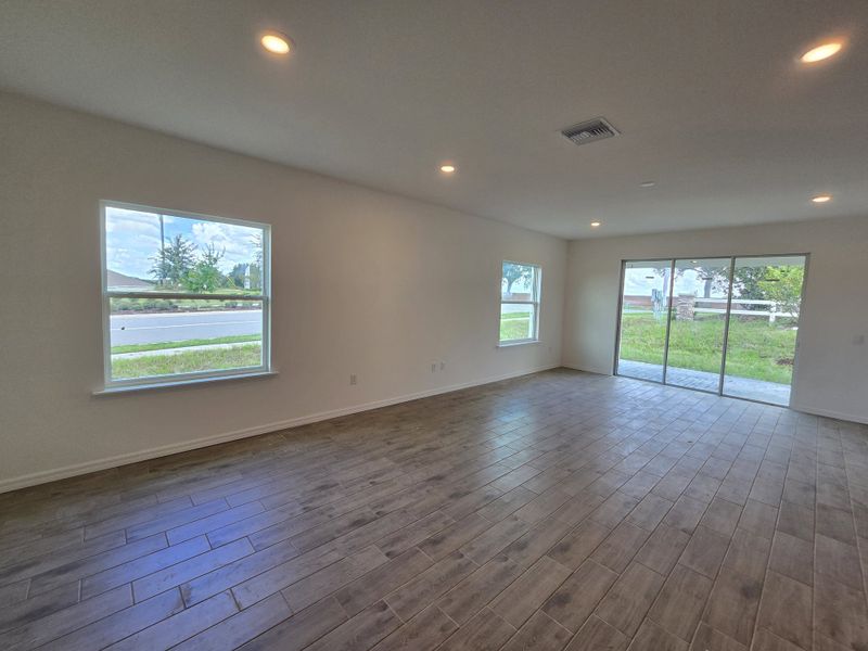Spacious, unfurnished interior of a new home in Villa Pass, Mascotte (Image 20).