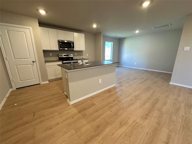 Spacious, unfurnished interior of a new home in Wilkins Valley, Brenham (Image 7). Spacious, unfurnished interior of a new home in Wilkins Valley, Brenham (Image 7).