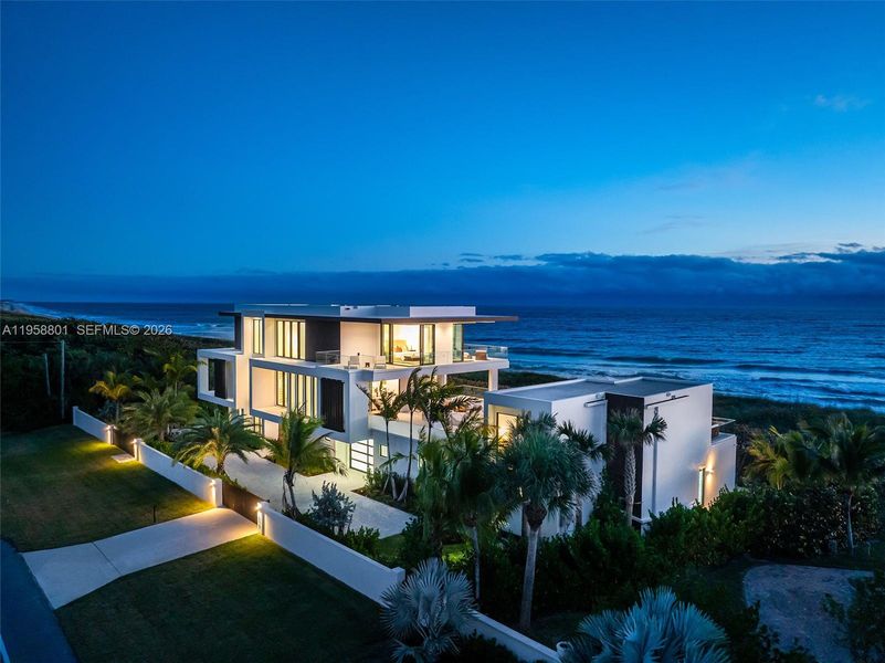 Condo located in Fort Pierce, FL showcasing its design and architecture (Image 4).