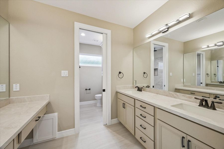 Furnished interior view inside a new home in , Kemah (Image 8).