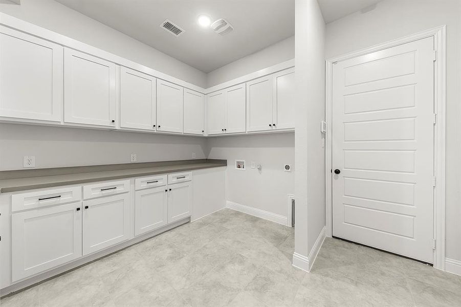 15. 320 Bee Balm - Dining 15. 320 Bee Balm - Dining