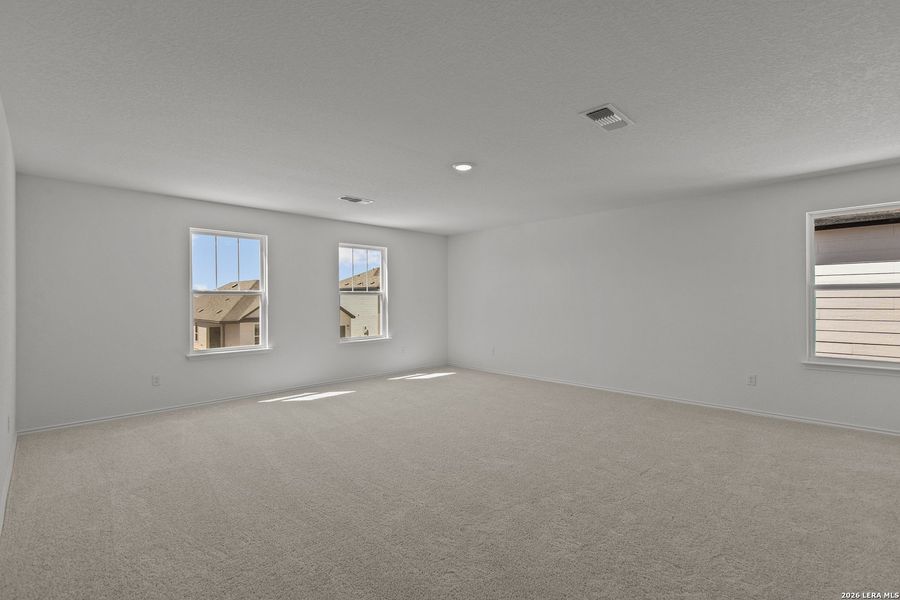 Spacious, unfurnished interior of a new home in , New Braunfels (Image 31).