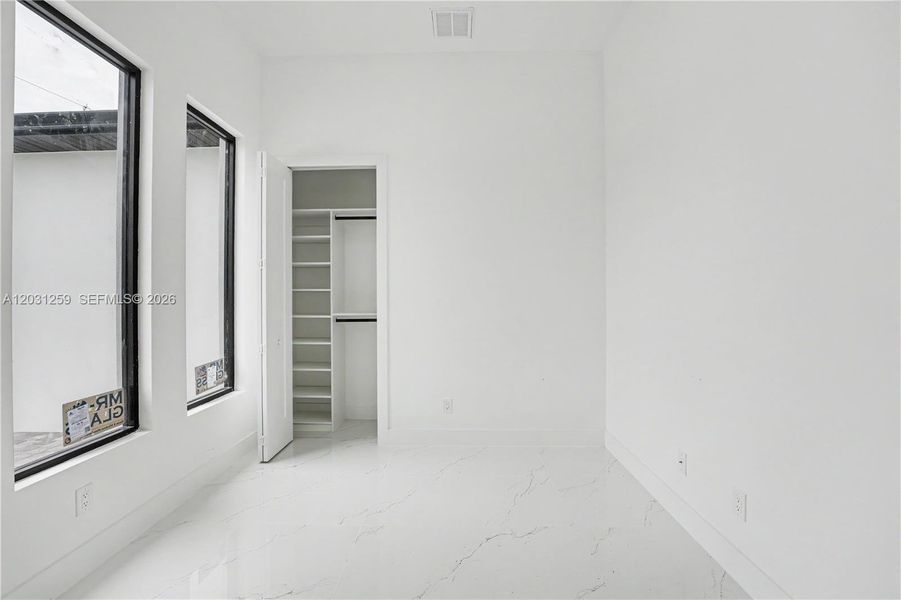 Spacious, unfurnished interior of a new home in , Cape Coral (Image 16).