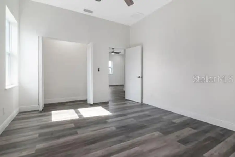 Spacious, unfurnished interior of a new home in , Tampa (Image 25).