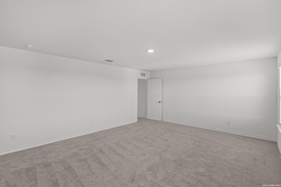 Spacious, unfurnished interior of a new home in Davis Ranch, San Antonio (Image 8).