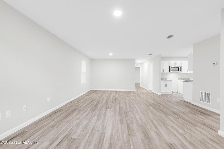Spacious, unfurnished interior of a new home in , Jacksonville (Image 18).