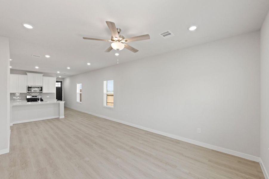 Spacious, unfurnished interior of a new home in River Ranch Trails, Dayton (Image 21).