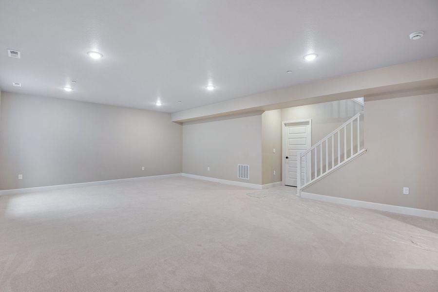 Spacious, unfurnished interior of a new home in Reunion, Commerce City (Image 22).