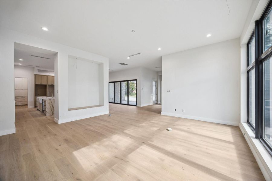 Spacious, unfurnished interior of a new home in , Houston (Image 17).
