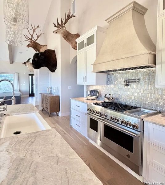 Furnished interior view inside a new home in , Bandera (Image 21).