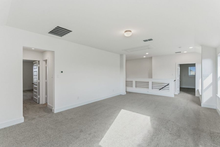 Spacious, unfurnished interior of a new home in Buffalo Crossing, Cibolo (Image 32).