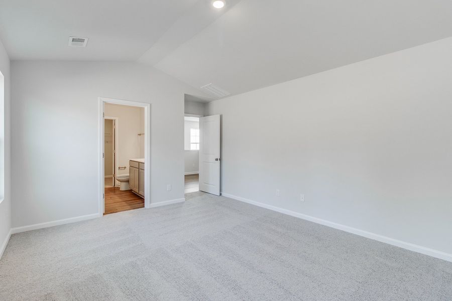 Spacious, unfurnished interior of a new home in Bluefield, Lexington (Image 24).