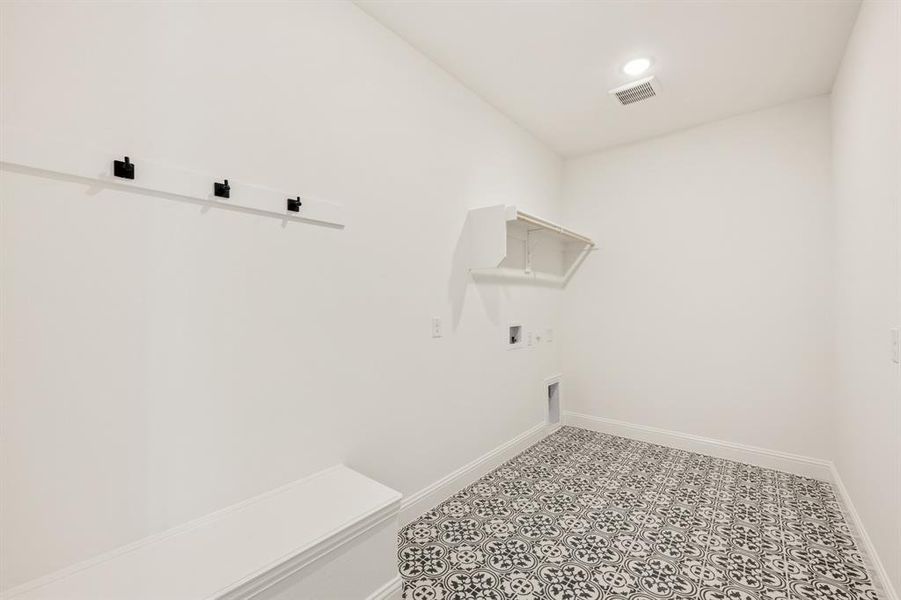 Spacious, unfurnished interior of a new home in Willow Wood, McKinney (Image 35).