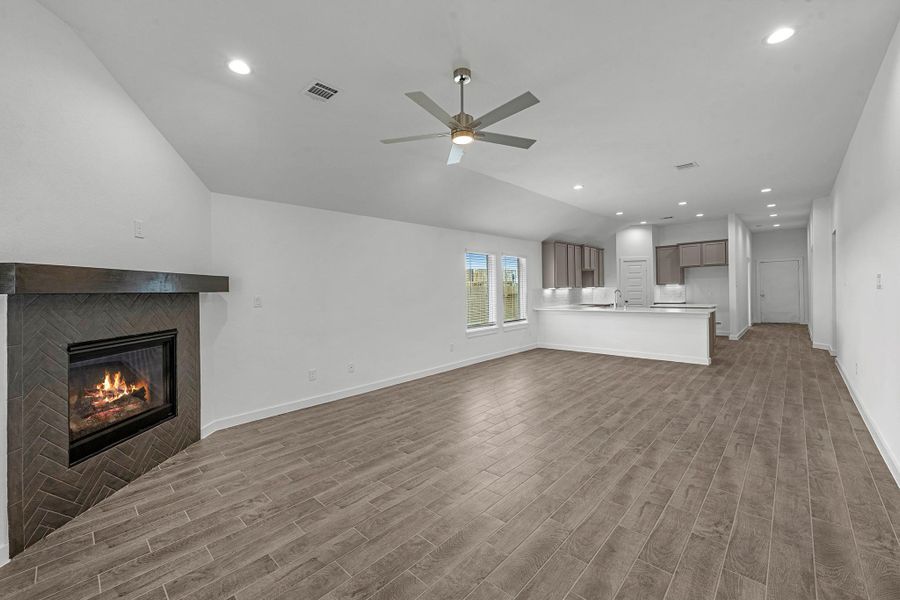 Spacious, unfurnished interior of a new home in Grand Mason Crossing, Katy (Image 16).