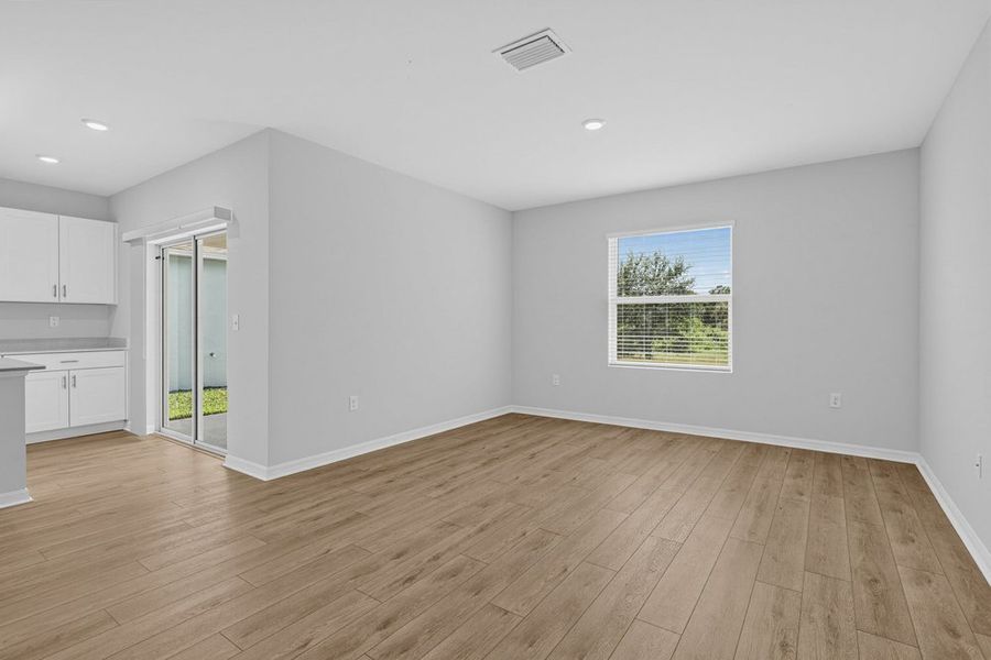 Spacious, unfurnished interior of a new home in Solena, North Fort Myers (Image 9).