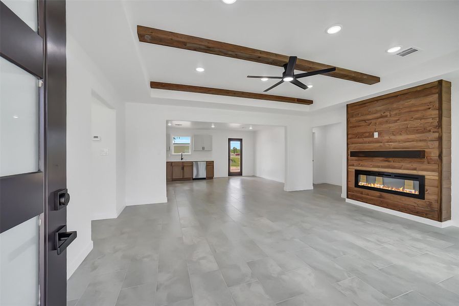 Spacious, unfurnished interior of a new home in , Conroe (Image 19).