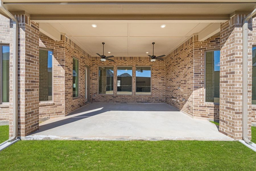 Exterior details and patio area of a home in Chambers Creek, Willis (Image 4).