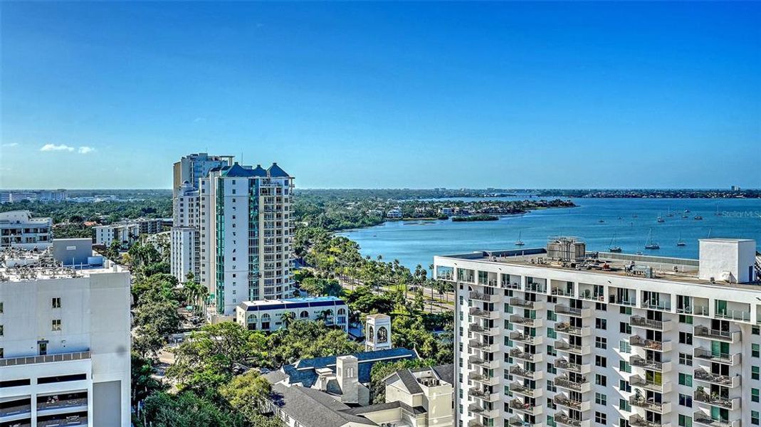 Condo located in Sarasota, FL showcasing its design and architecture (Image 6).