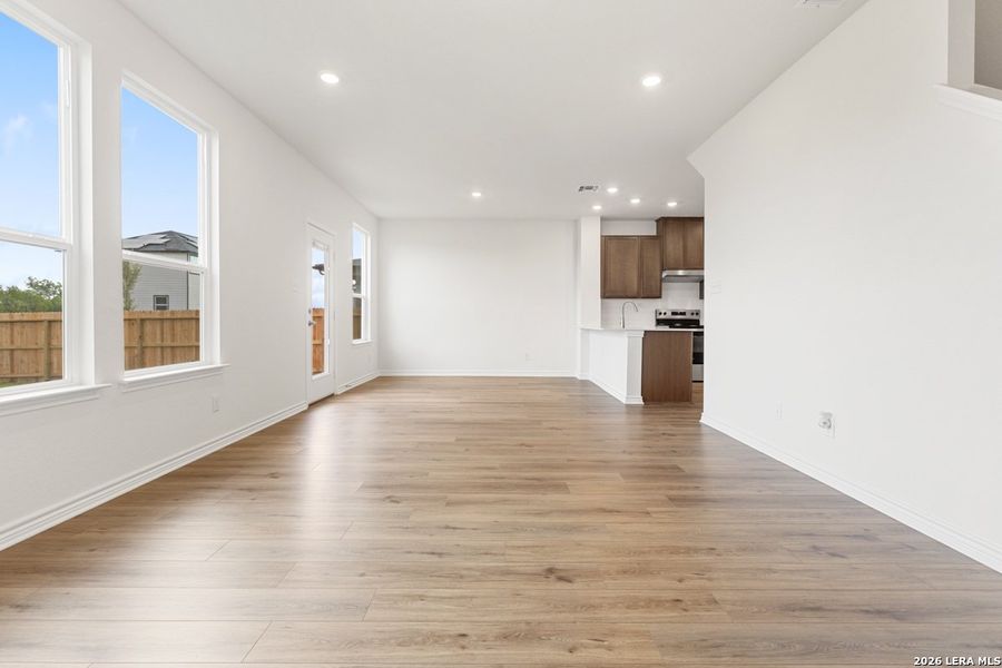 Spacious, unfurnished interior of a new home in Woodside Farms, Seguin (Image 27).