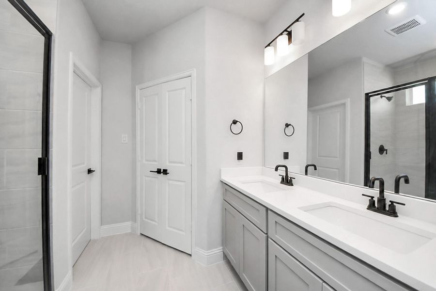 Furnished interior view inside a new home in , Conroe (Image 34).
