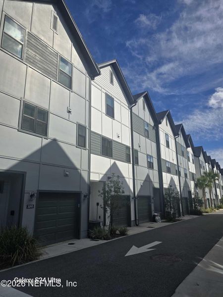 Condo located in Jacksonville, FL showcasing its design and architecture (Image 4). Condo located in Jacksonville, FL showcasing its design and architecture (Image 4).