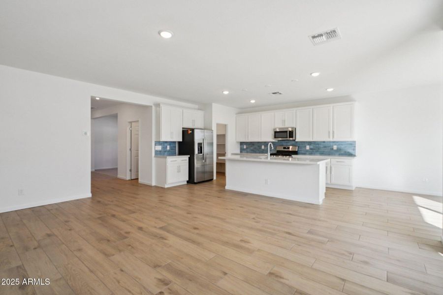 9-web-or-mls-W Mellen Ln-S0512-009