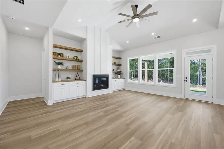 Spacious, unfurnished interior of a new home in , Gainesville (Image 26).