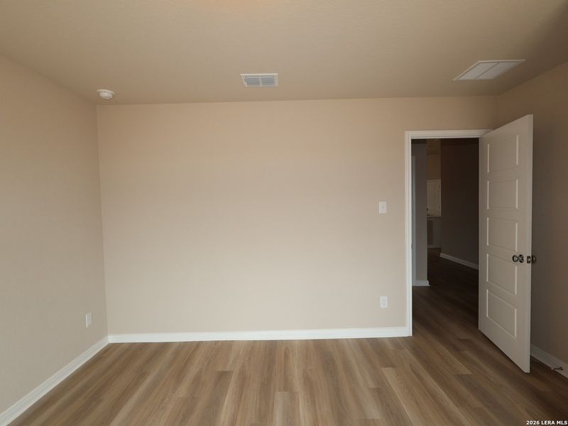 Spacious, unfurnished interior of a new home in Hickory Ridge, Elmendorf (Image 31).