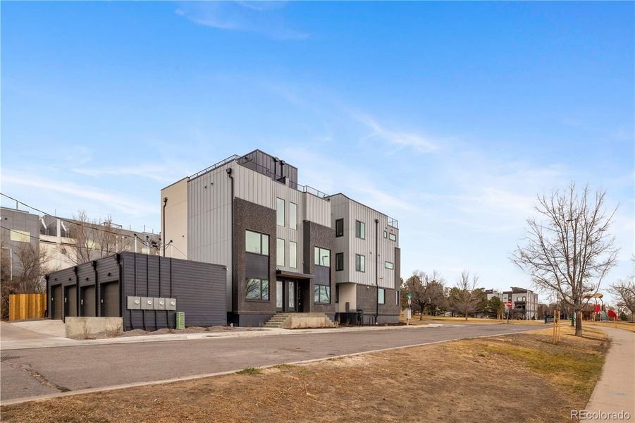 Condo located in Denver, CO showcasing its design and architecture (Image 4).