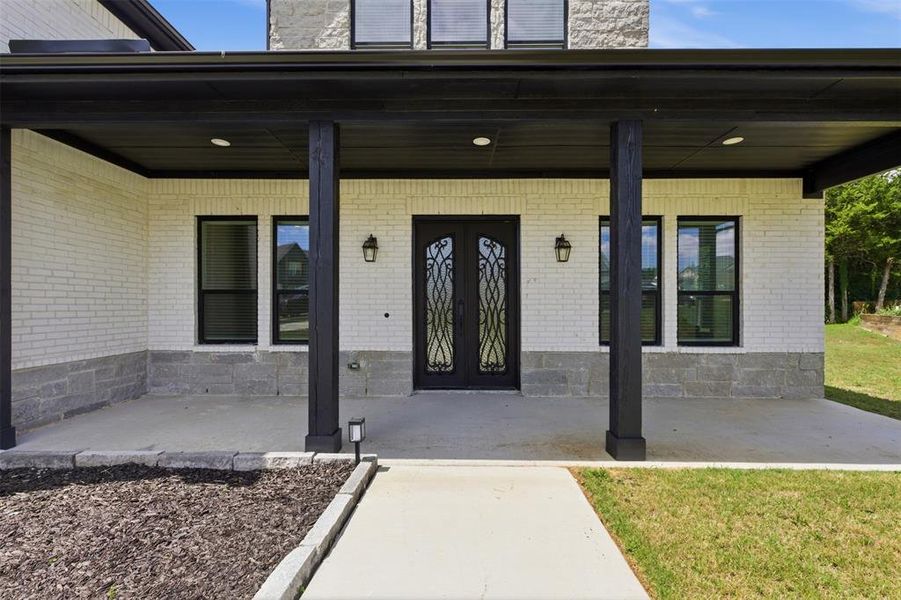 Exterior details and patio area of a home in , Ovilla (Image 4).