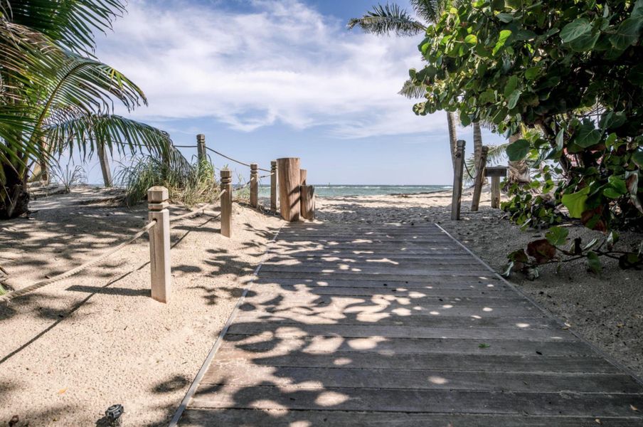 WalkwayToBeach