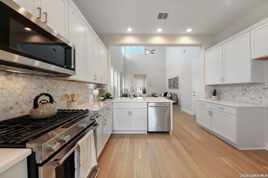 Furnished interior view inside a new home in Town Creek, New Braunfels (Image 5).