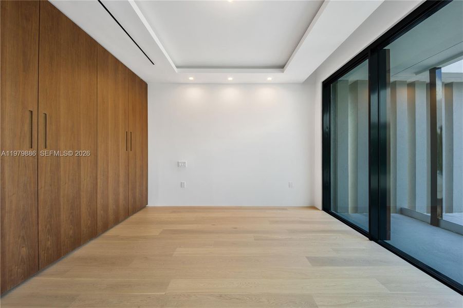 Spacious, unfurnished interior of a new home in , Miami Beach (Image 34).