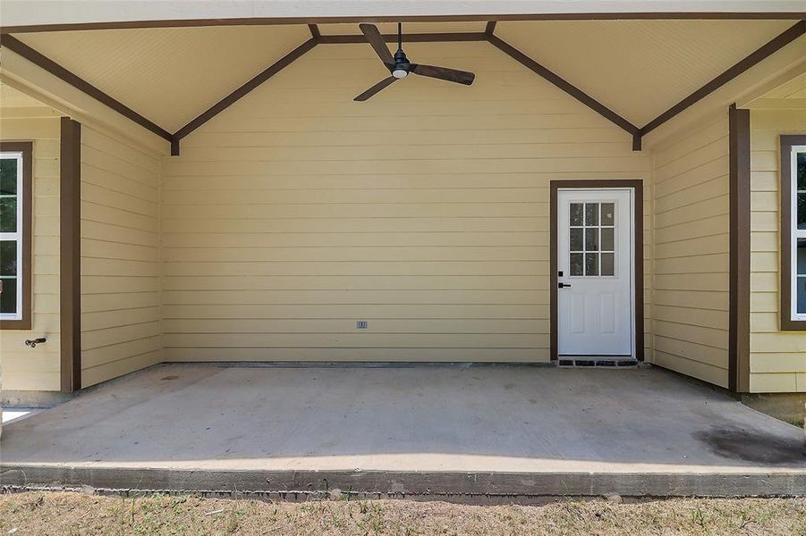 Generous covered back patio with outdoor fan, great for entertaining during those hot summer days. Ideal space to create a fantastic outdoor kitchen.